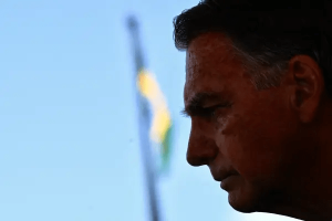 Moraes autoriza revista em carros e reforça vigilância na casa
