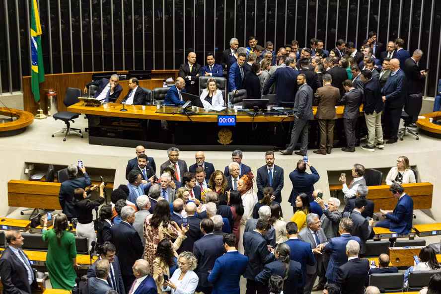 Motim bolsonarista na Câmara adiou votação de projeto que protege