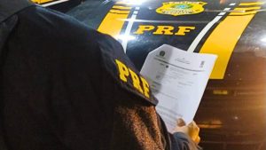 Motociclista com mandado de prisão é detido pela PRF em