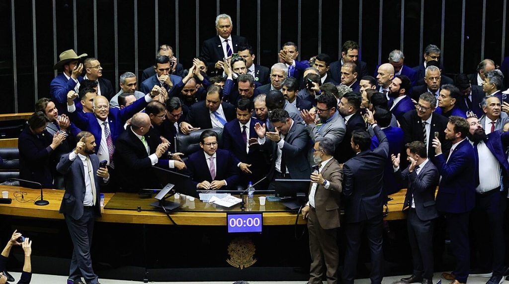Motta retoma cadeira de presidente da Câmara após dois dias