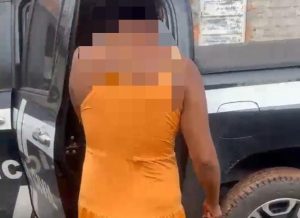 Mulher é presa por agredir duas pessoas com pedaço de