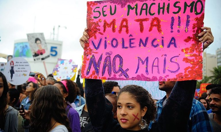 Mulheres vítimas de violência poderão ser isentas da taxa de