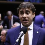 Nikolas faz placar do impeachment de Moraes e expõe falta