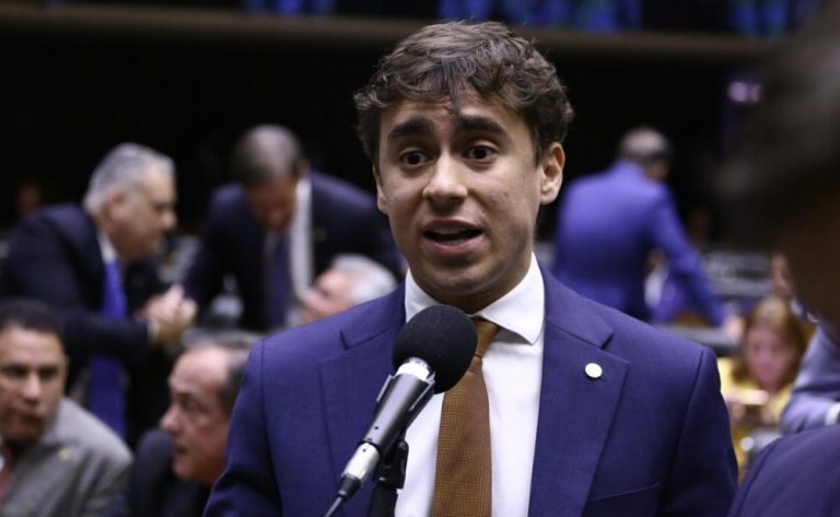 Nikolas faz placar do impeachment de Moraes e expõe falta