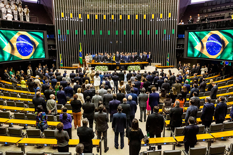 Oposição reage à decisão de Moraes contra Marcos do Val