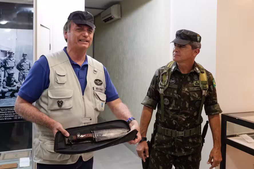 PF aponta que Bolsonaro teve acesso prévio à defesa de