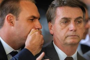 PF indicia Bolsonaro e Eduardo por coação