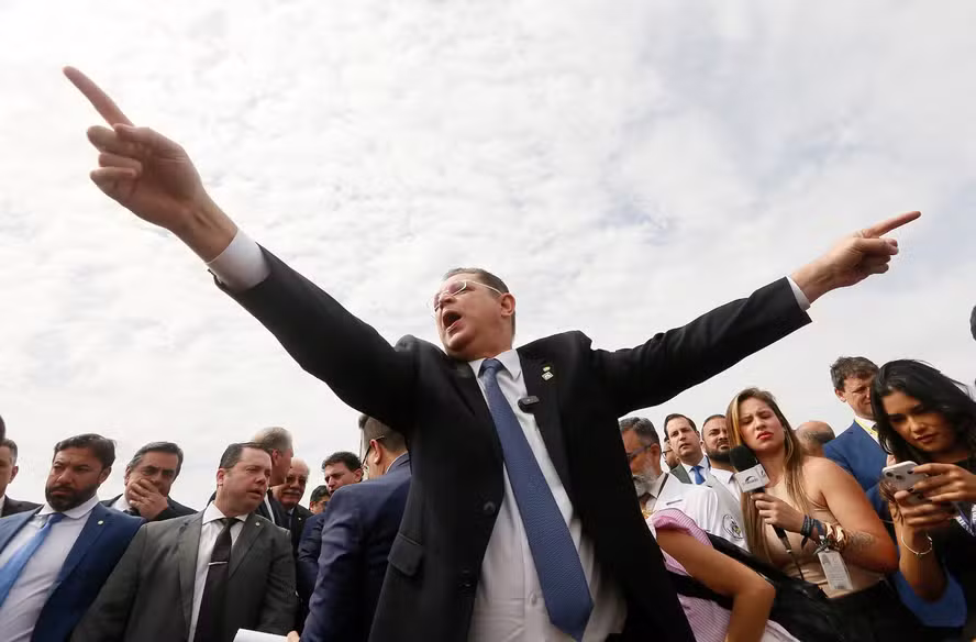 PL e Hugo Motta selam trégua e adiam votação da