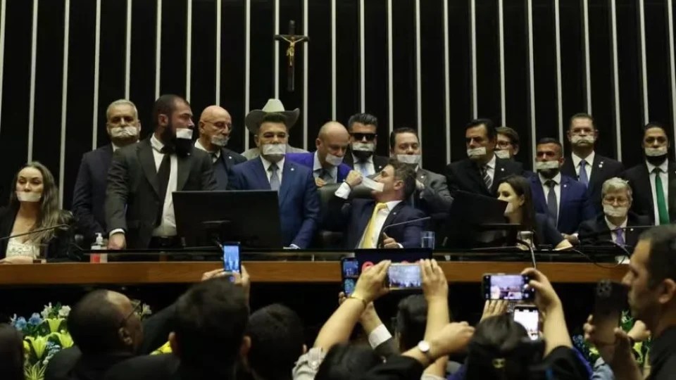 PT, PSB e PSOL pedem afastamento de cinco deputados por