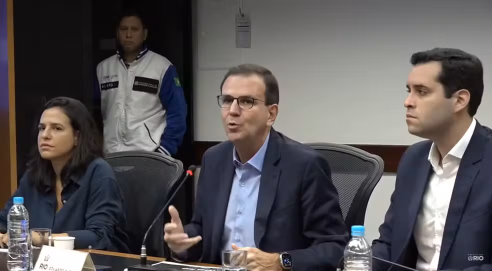 Paes sela aliança com PSDB e nomeia ex-rival Marcelo Queiroz