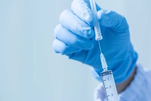Países correm para desenvolver vacinas diante de incerteza sobre apoio