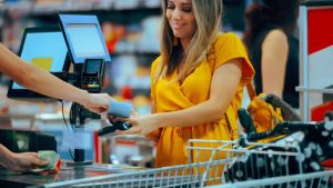 Papel de nota fiscal traz riscos à saúde? Entenda a