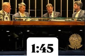 Parlamentares passam a noite no Congresso contra prisão de Bolsonaro