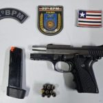 Pistola é encontrada em gancho dentro de provador de loja