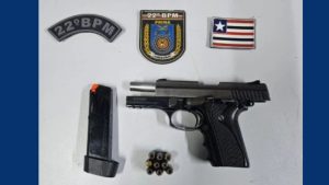 Pistola é encontrada em gancho dentro de provador de loja