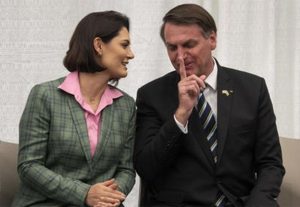 Polícia prende tio de Michelle Bolsonaro em flagrante por armazenar