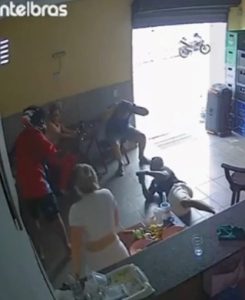 Policial civil de folga mata assaltante em bar de São