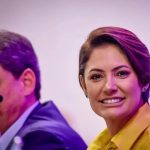 Por medo de perder liderança, Bolsonaro prefere Michelle a Tarcísio
