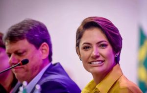 Por medo de perder liderança, Bolsonaro prefere Michelle a Tarcísio