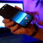 Por que nossa voz soa diferente em gravações?