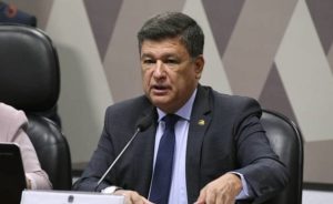 Presidente da CPI do INSS ameaça proibir presença de jornalistas