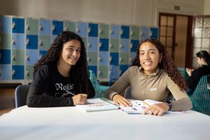 Programa oferece mais de 230 bolsas de estudos para alunos