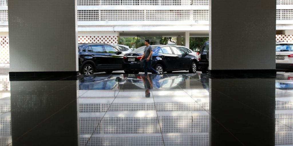 Proporção de brasileiros que moram sozinhos cresce 52% em 12