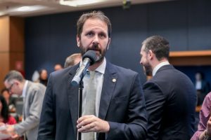 Psol defende adesão ao Propag e alerta para riscos em