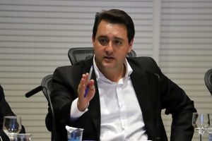 Ratinho Jr. corta R$ 1,5 bilhão do orçamento das prefeituras