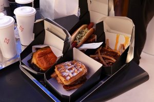 Restaurante da Tesla nos EUA mal abriu e já reduziu