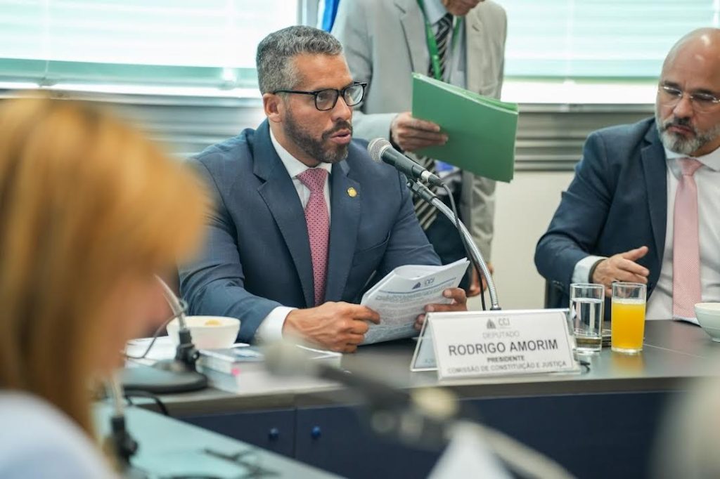 Rodrigo Amorim critica lentidão na análise de projetos e cobra