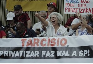 Sabesp comemora "lucro recorde" enquanto demite em massa, aumenta tarifas