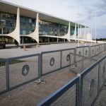 Segurança para julgamento de Bolsonaro nesta terça-feira prevê grades no