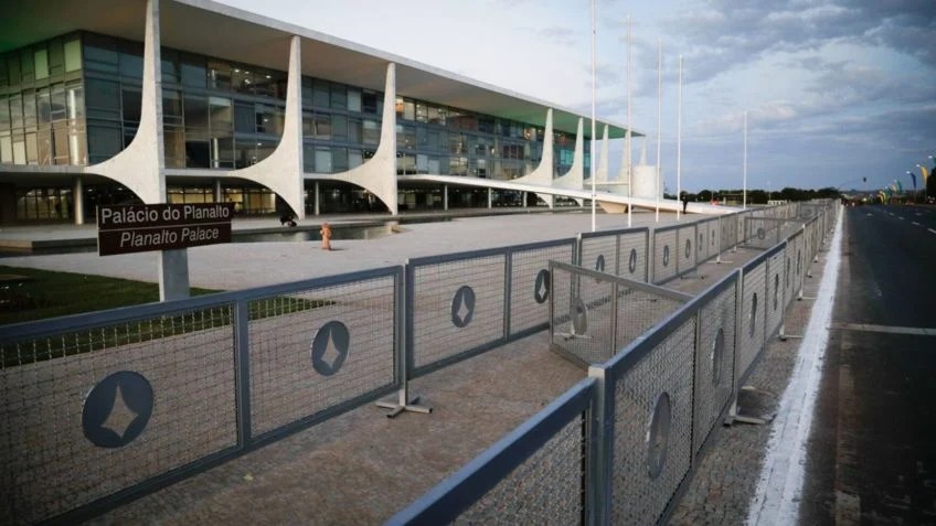 Segurança para julgamento de Bolsonaro nesta terça-feira prevê grades no