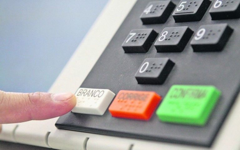 Senado aprova emenda que retoma debate sobre voto impresso nas