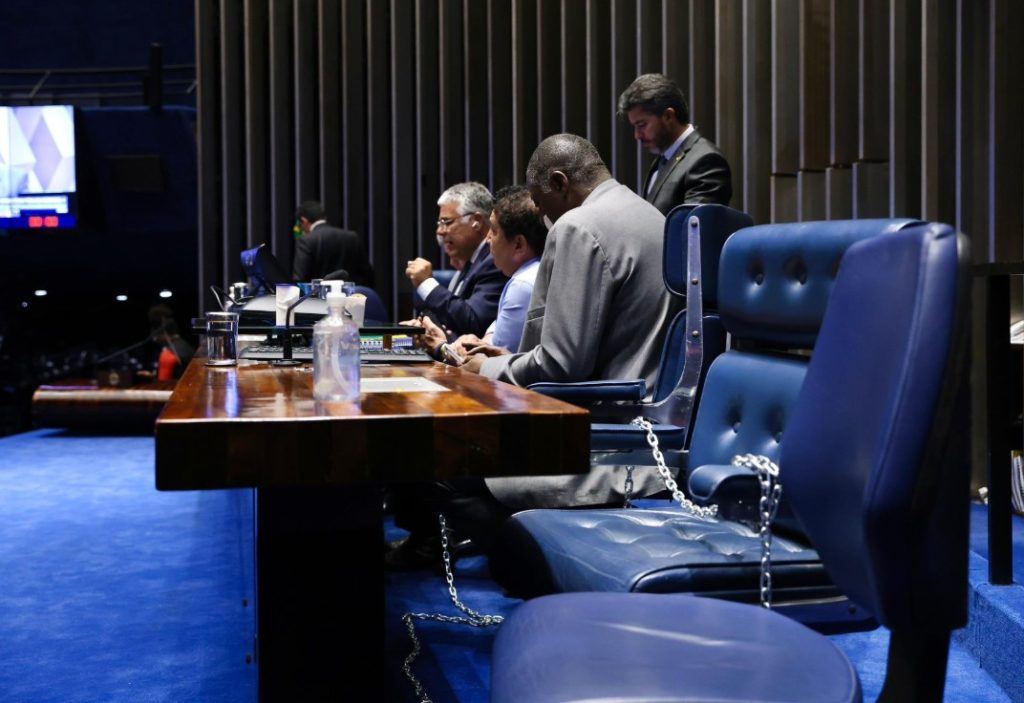 Senadores se acorrentam no plenário, mas oposição sofre derrota com