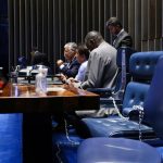 Senadores se acorrentam no plenário, mas oposição sofre derrota com