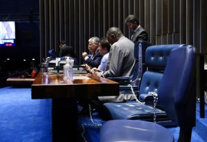 Senadores se acorrentam no plenário, mas oposição sofre derrota com