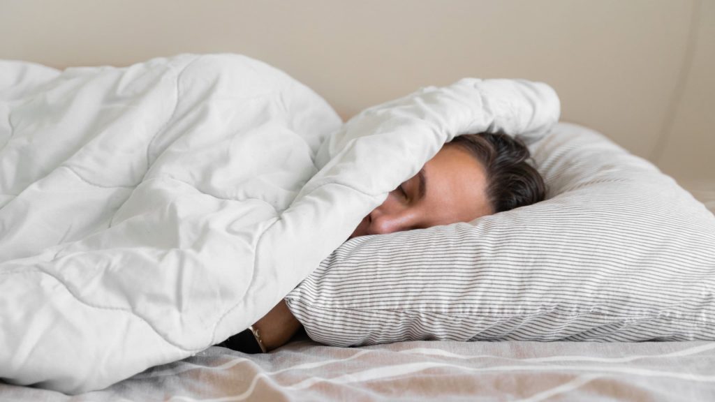 Sentimos mais sono no frio? Veja o que diz a