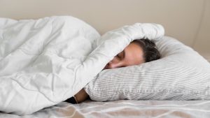 Sentimos mais sono no frio? Veja o que diz a