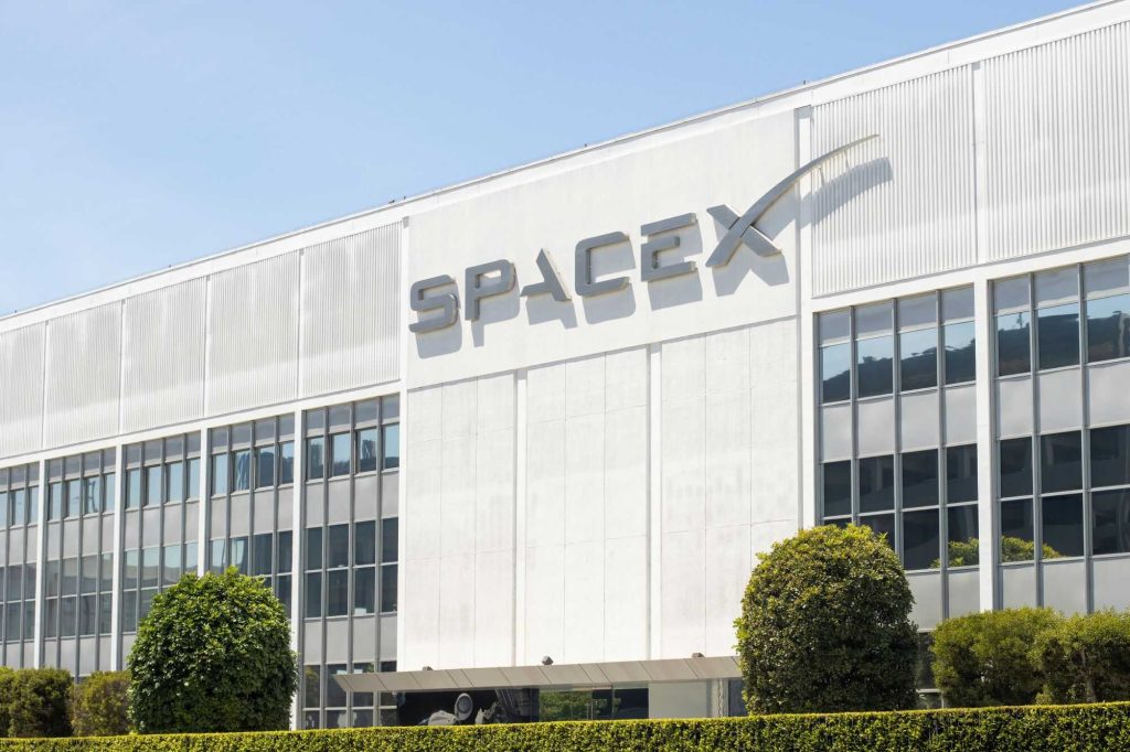 SpaceX leva bilhões em contratos federais, mas quase não paga