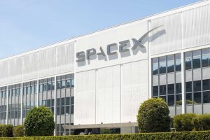 SpaceX leva bilhões em contratos federais, mas quase não paga