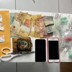 Suspeito de homicídios é preso com drogas e dinheiro
