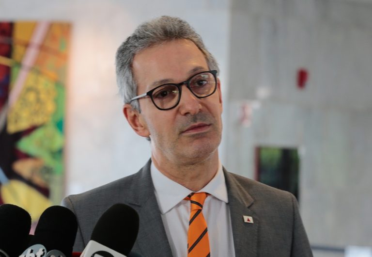 TCE suspende intervenção e militarização de Zema em 721 escolas