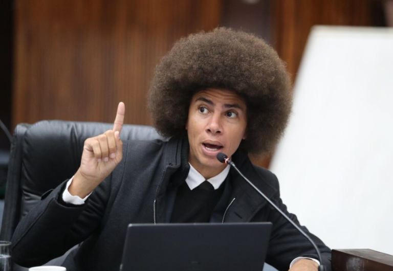 TJ-PR considera ilegal suspensão de Renato Freitas e determina retorno