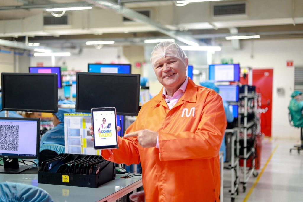 Tablets e notebooks serão entregues para alunos e professores da