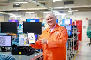 Tablets e notebooks serão entregues para alunos e professores da