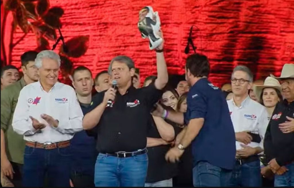 Tarcísio leva boneco de Bolsonaro a Barretos e diz que