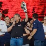 Tarcísio leva boneco de Bolsonaro a Barretos e diz que