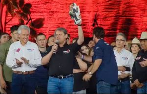 Tarcísio leva boneco de Bolsonaro a Barretos e diz que
